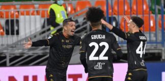 Venezia FC-Lazio, Forte: “Felice per il mio primo goal in serie A, ma la squadra meritava di fare punti” Francesco Forte festeggiato dai compagni dopo il suo primo goal in serie A - foto Andrea Pattaro @Vision