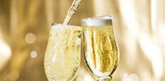 Adico: per due mestrini su tre niente festa di Capodanno in casa senza il tampone Un brindisi (immagine di repertorio)