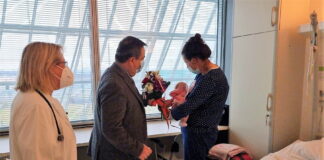 All’Ospedale dell’Angelo ieri è nata Amelia, la bambina numero 2.000 dell’anno: sarà record assoluto La piccola Amelia all'Ospedale dell'Angelo con la mamma e il dg dell'Ulss 3, Edgardo Contato