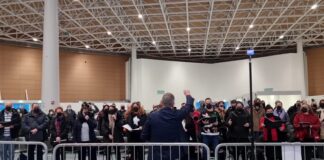 Pala Expo, il Coro della Fenice in incognito canta il grazie ai sanitari Il Coro del Gran Teatro La Fenice canta al Pala Expo