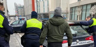 Colto in flagrante mentre vende eroina gialla a due clienti: pusher denunciato