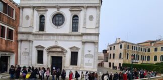 Distribuzione gratis di libri e materiale multimediale alla cittadinanza: grande successo nel primo giorno per l’iniziativa di Ca’ Foscari La coda di fronte al Centro Linguistico di Ateneo a Ca' Foscari per la distribuzione gratis di libri e materiale multimediale