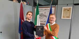 Jesolo protagonista di una tesi di laurea Filippo Pradal consegna la copia della tesi di laurea a Valerio Zoggia