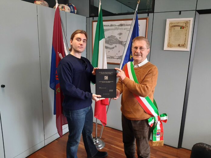 Filippo Pradal consegna la copia della tesi di laurea a Valerio Zoggia