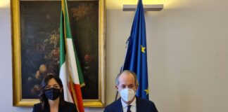 Porto di Venezia-Rodigino: il Presidente Zaia firma protocollo d’intesa col Ministro Carfagna per l’istituzione della Zona Logistica Semplificata Il Ministro Carfagna e il Presidente Zaia firmano il protocollo d'intesa