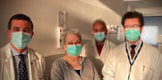 Tre équipe chirurgiche dell’Angelo per un intervento durato un giorno intero La signora Cristina con i tre Direttori delle équipe che l'hanno operata: da sin., il dottor Breda, il dottor Papaccio e il dottor Fraccalanza.