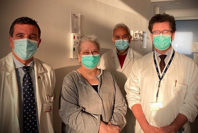 La signora Cristina con i tre Direttori delle équipe che l'hanno operata: da sin., il dottor Breda, il dottor Papaccio e il dottor Fraccalanza.