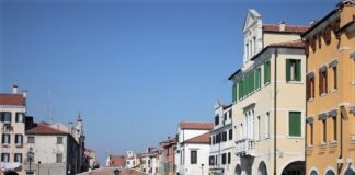 Chioggia, giro di vite sulle “mise anti-decoro” in città Chioggia, una veduta del centro città - foto di repertorio