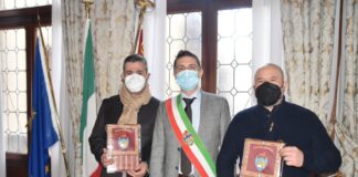 Salvarono un giovane ubriaco finito in acqua: due veneziani premiati dal Comune Ivan Covelli e Riccardo Gemolo premiati dall'Assessore Sebastiano Costalonga