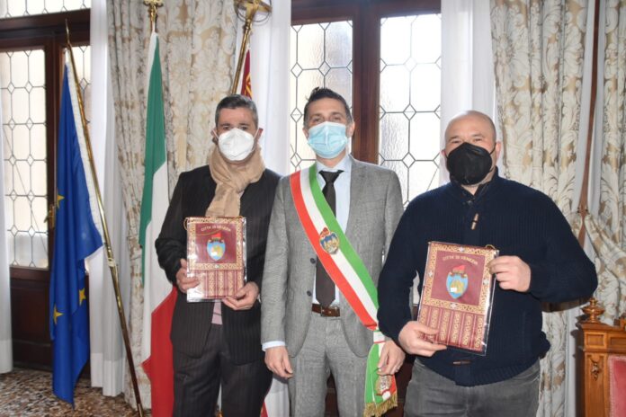 Ivan Covelli e Riccardo Gemolo premiati dall'Assessore Sebastiano Costalonga