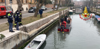 Lido di Venezia, trovato sotto un ponte il corpo senza vita di un giovane uomo Le operazioni di recupero del corpo del giovane da parte dei Vigili del Fuoco