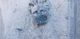 Vandalismo o protesta? Imbrattato uno dei Leoni di S. Marco a Porta S. Tomaso