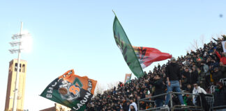 Venezia FC, Alex Menta risponde ai tifosi: “Miglioreremo il prodotto” I tifosi della Curva Sud in Venezia-Empoli. ©Andrea Pattaro/Vision