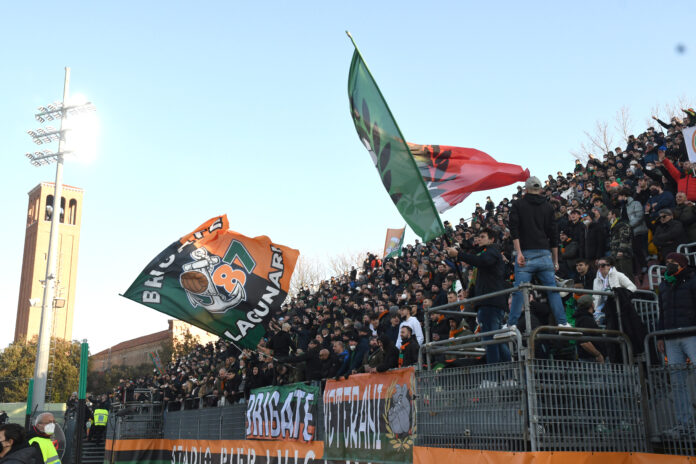 I tifosi della Curva Sud in Venezia-Empoli. ©Andrea Pattaro/Vision