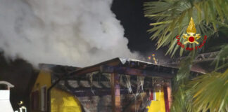 In fiamme il tetto di una villetta a Favaro: danni molto ingenti