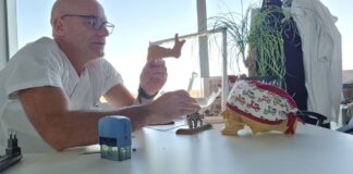 Dall’Africa al giro d’Europa con una deformazione al volto che rischia di soffocarlo: nessun ospedale opera Toku, l’Angelo gli salva la vita Il primario maxillofacciale Franzinelli nel suo studio, mentre spiega la complessità dell’intervento di Toku