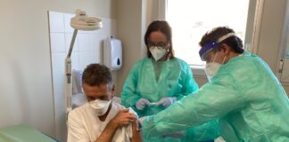 Vaccinazioni anti-COVID, nel Veneto Orientale somministrate 500mila dosi Il Dottor Brollo durante la vaccinazione anti-COVID