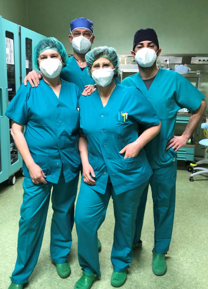 L'équipe medica e infermieristica che ha effettuato l'intervento assieme al dr Balsarin