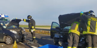 Eraclea, incidente tra due auto: coinvolte due mamme e due bambini I Vigili del Fuoco mettono in sicurezza i due mezzi incidentati