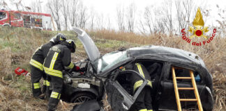 Cavarzere, perde il controllo dell’auto e finisce sotto il piano stradale: un ferito