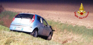Cavarzere, auto finisce fuori strada per un malore alla guida: morta una donna L'automobile finita fuori strada