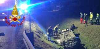 Spinea, auto finisce rovesciata in un canale: salvato l’automobilista I soccorsi all'automobilista rimasto incastrato nell'auto