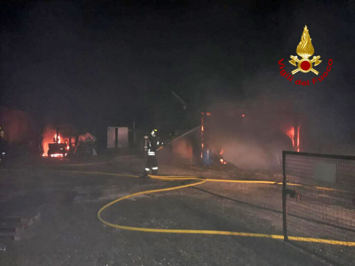 I Vigili del Fuoco mentre domano l'incendio a Campolongo Maggiore
