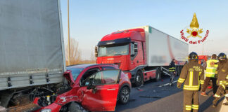 Scontro tra due camion e due automobili in A4: lunghe code