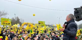 Ucraina, 800 agricoltori a Mestre dicono NO al conflitto Zaia parla agli agricoltori nel corso della manifestazione per dire no alla guerra in Ucraina