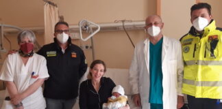 Parto in laguna, Dante nasce all’improvviso in idroambulanza Il piccolo Dante in braccio alla mamma, attorniato dai sanitari di Venezia