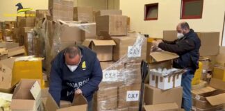 La Guardia di Finanza di Venezia sequestra articoli da regalo per un valore di 2,5 milioni di euro La Guardia di Finanza mentre sequestra gli articoli da regalo