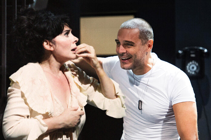 Mariangela D'Abbraccio e Daniele Pecci in un'immagine dello spettacolo - foto di Tommaso Lepera Mariangela D'Abbraccio e Daniele Pecci in un'immagine dello spettacolo - foto di Tommaso Lepera