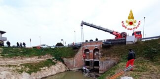 Problemi col freno a mano: auto finisce in canale I Vigili del Fuoco recuperano l'auto finita nel canale Cornio a Campagna Lupia