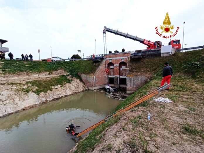 I Vigili del Fuoco recuperano l'auto finita nel canale Cornio a Campagna Lupia