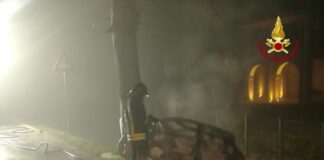 Portogruaro, auto in fiamme dopo l’incidente: morta la persona alla guida I Vigili del Fuoco spengono l'auto andata in fiamme