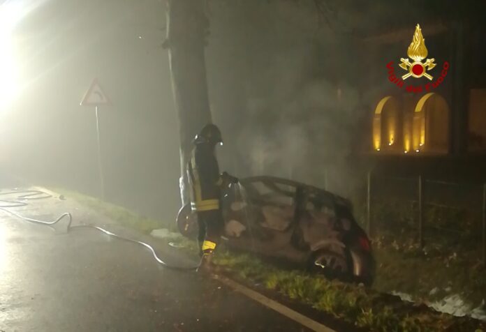 I Vigili del Fuoco spengono l'auto andata in fiamme