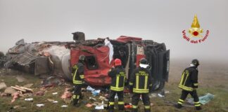 Romea, camion finito rovesciato fuori strada: ferito l’autista (FOTO E VIDEO) Il camion finito fuori strada lungo la Romea