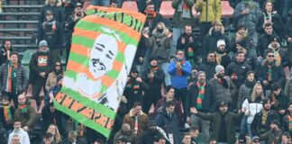 Domenica 23 aprile al Penzo sarà commemorato Michael Groppello Tifosi arancioneroverdi espongono la bandiera dedicata a Michael Groppello - foto: Andrea Pattaro @Vision
