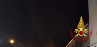 FOTONOTIZIA – Distrutto dalle fiamme un camper a Marghera