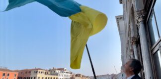 Una bandiera dell’Ucraina sventola sui palazzi del Comune di Venezia e Mestre