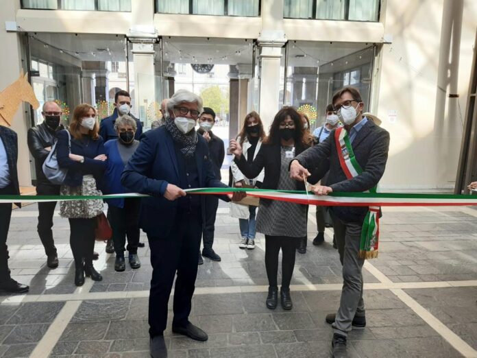 Inaugurazione Europan 16 per la nuova autostazione Atvo: il Sindaco Cereser e il Presidente Atvo Turchetto tagliano il nastro