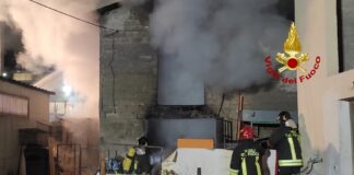 Santa Maria di Sala, a fuoco un’ex falegnameria I Vigili del Fuoco mentre domano l'incendio nell'ex falegnameria a Santa Maria di Sala