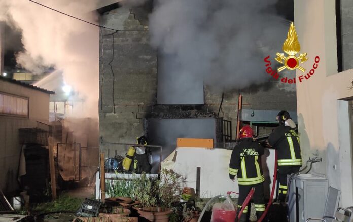 I Vigili del Fuoco mentre domano l'incendio nell'ex falegnameria a Santa Maria di Sala