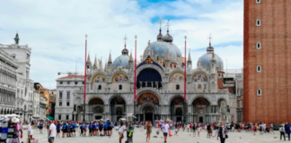 Venezia, ecco il regolamento del commercio per contrastare la vendita di ‘paccottiglia’ Venezia Piazza San Marco con bancarelle - foto Google Maps