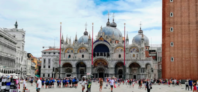 Venezia Piazza San Marco con bancarelle - foto Google Maps