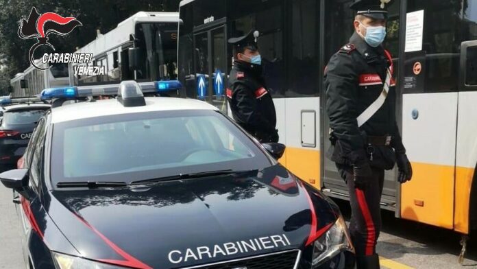 Controlli dei carabinieri nei pressi di un autobus