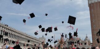In piazza San Marco cerimonia di laurea per gli studenti e le studentesse di Ca’ Foscari Il classico lancio in aria del tocco, che ha chiuso la cerimonia di laurea in Piazza San Marco
