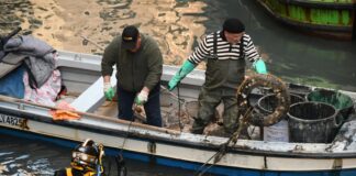 Gondolieri sub in azione per recuperare rifiuti sommersi Gondolieri sub - immagine di archivio