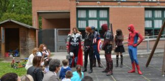 I doni dei bambini della scuola “Stefani” per i loro coetanei ricoverati in Pediatria La consegna dei doni ritirati dai “Supereroi”, impersonati ovviamente dagli stessi volontari degli “Avengers”
