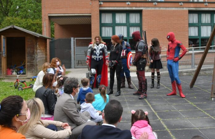 La consegna dei doni ritirati dai “Supereroi”, impersonati ovviamente dagli stessi volontari degli “Avengers”